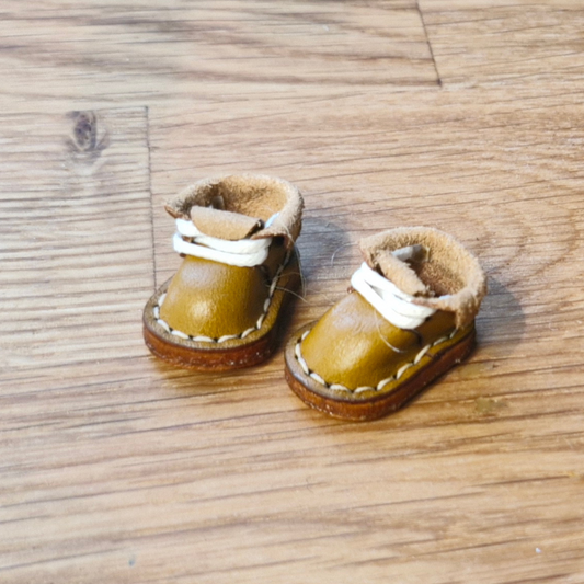 Miniature shoes brown with laces