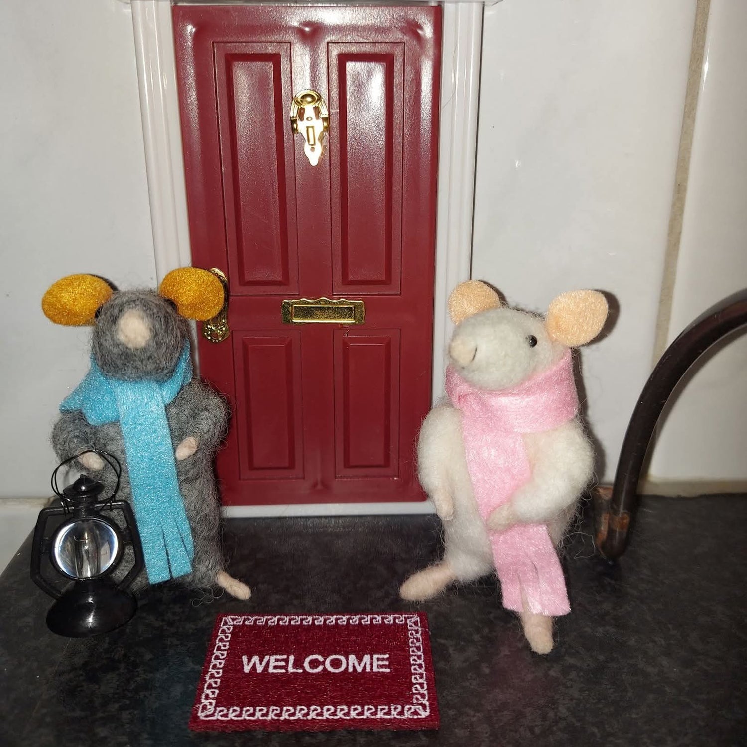 needle felted mouse with door
