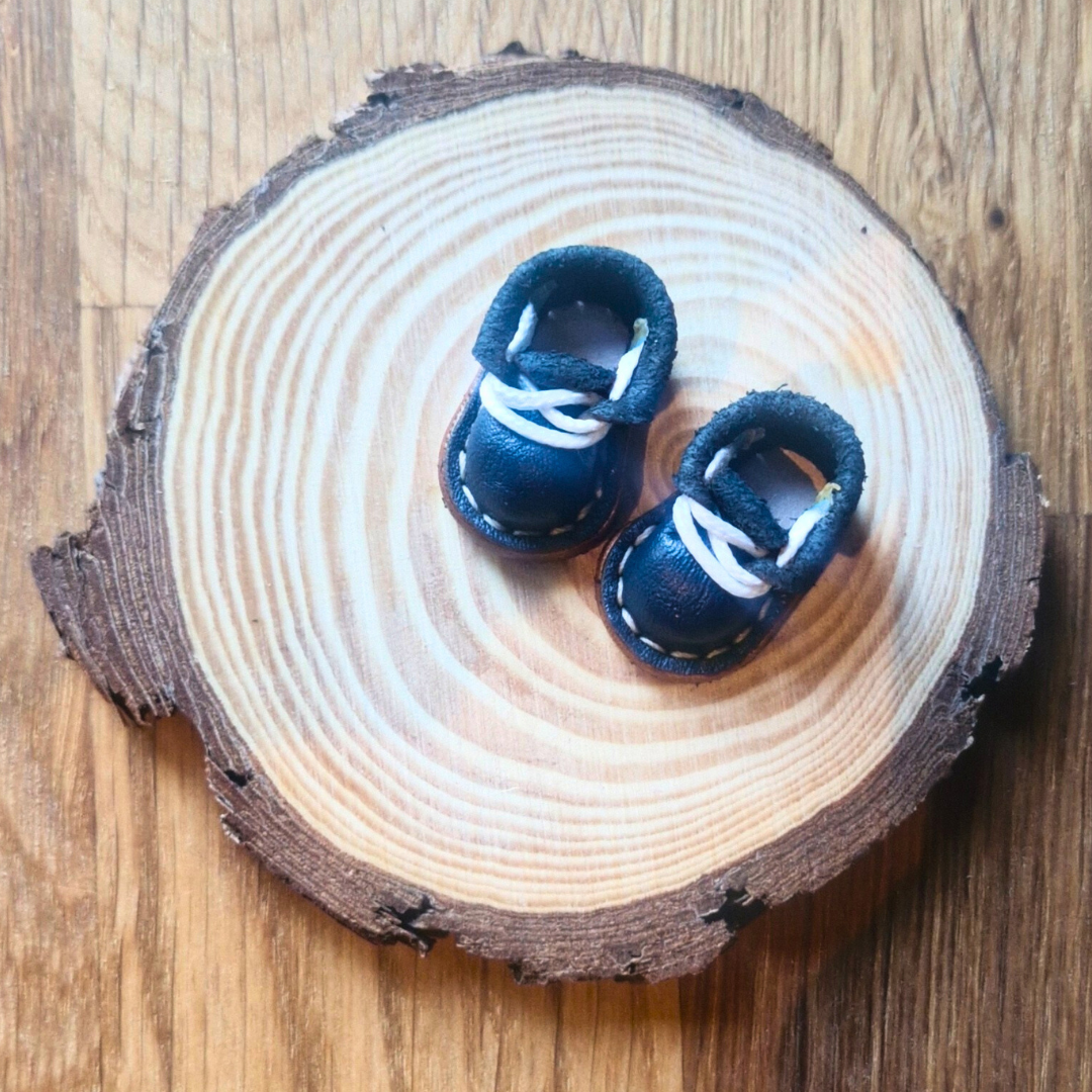 Miniature shoes blue with laces